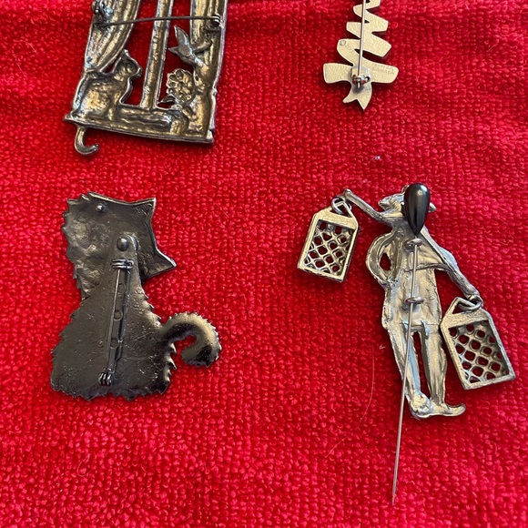 Brooches - Picture 5 of 6